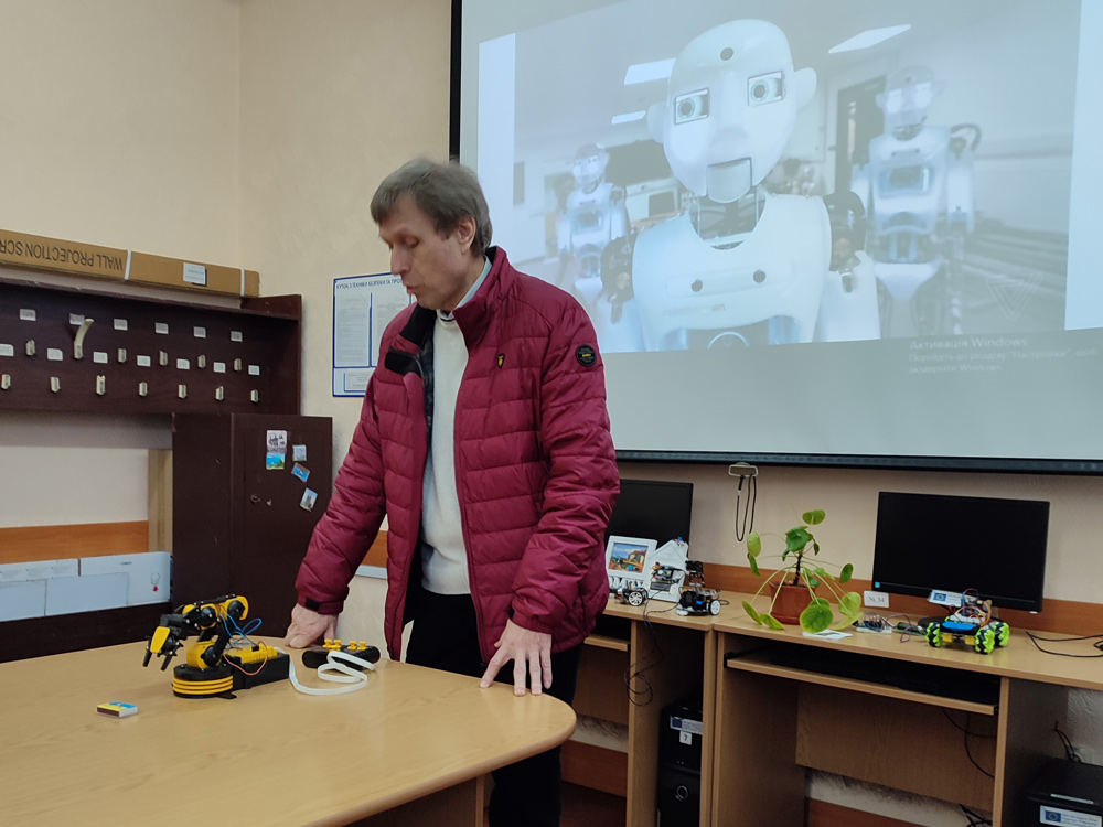 У ЦДУ імені Володимира Винниченка відкрилася лабораторія з програмування мікроконтролерів та робототехніки